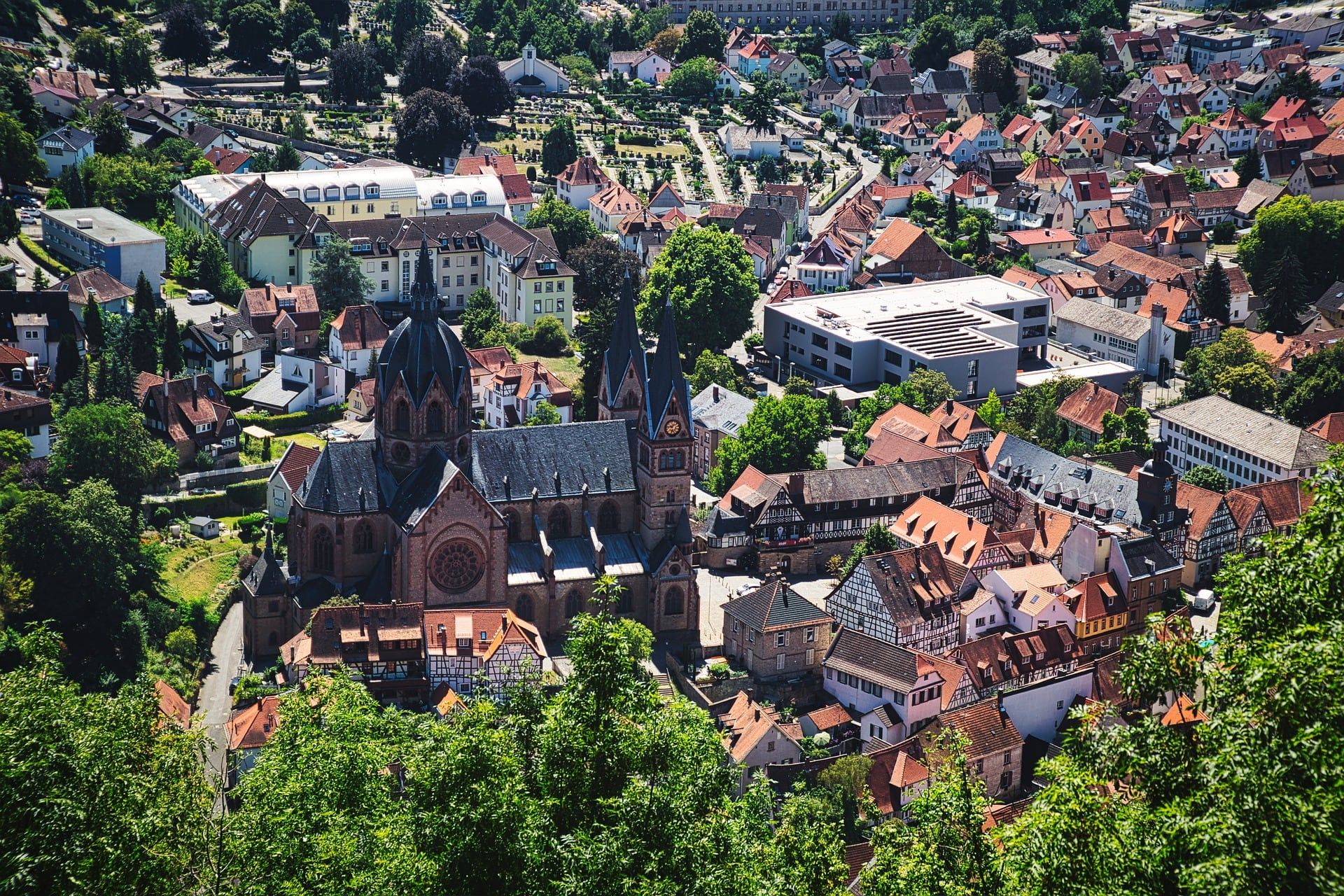 Blick auf die Altstadt von Heppenheim mit dem Dom der Bergstraße